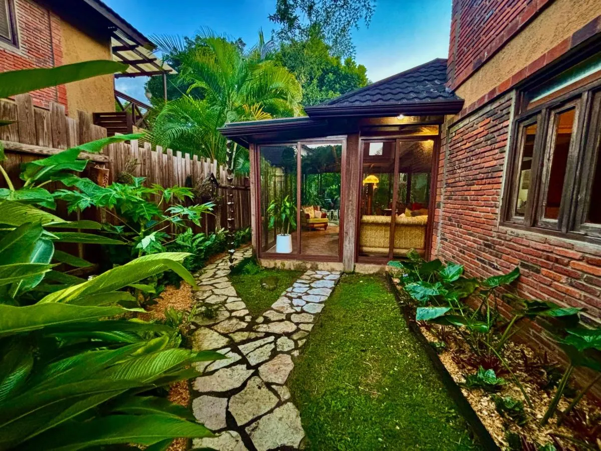 Gazebo entre plantas tropicales