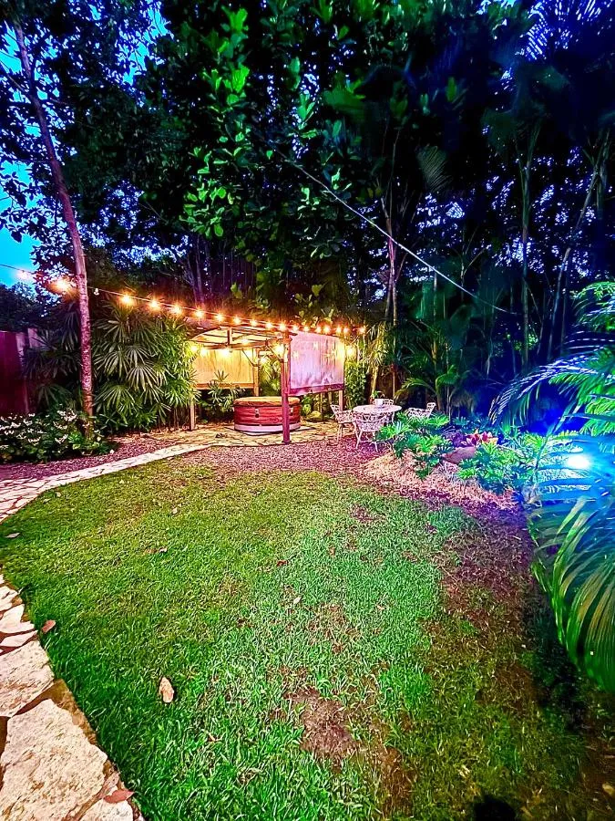 El jardín de la casita al atardecer