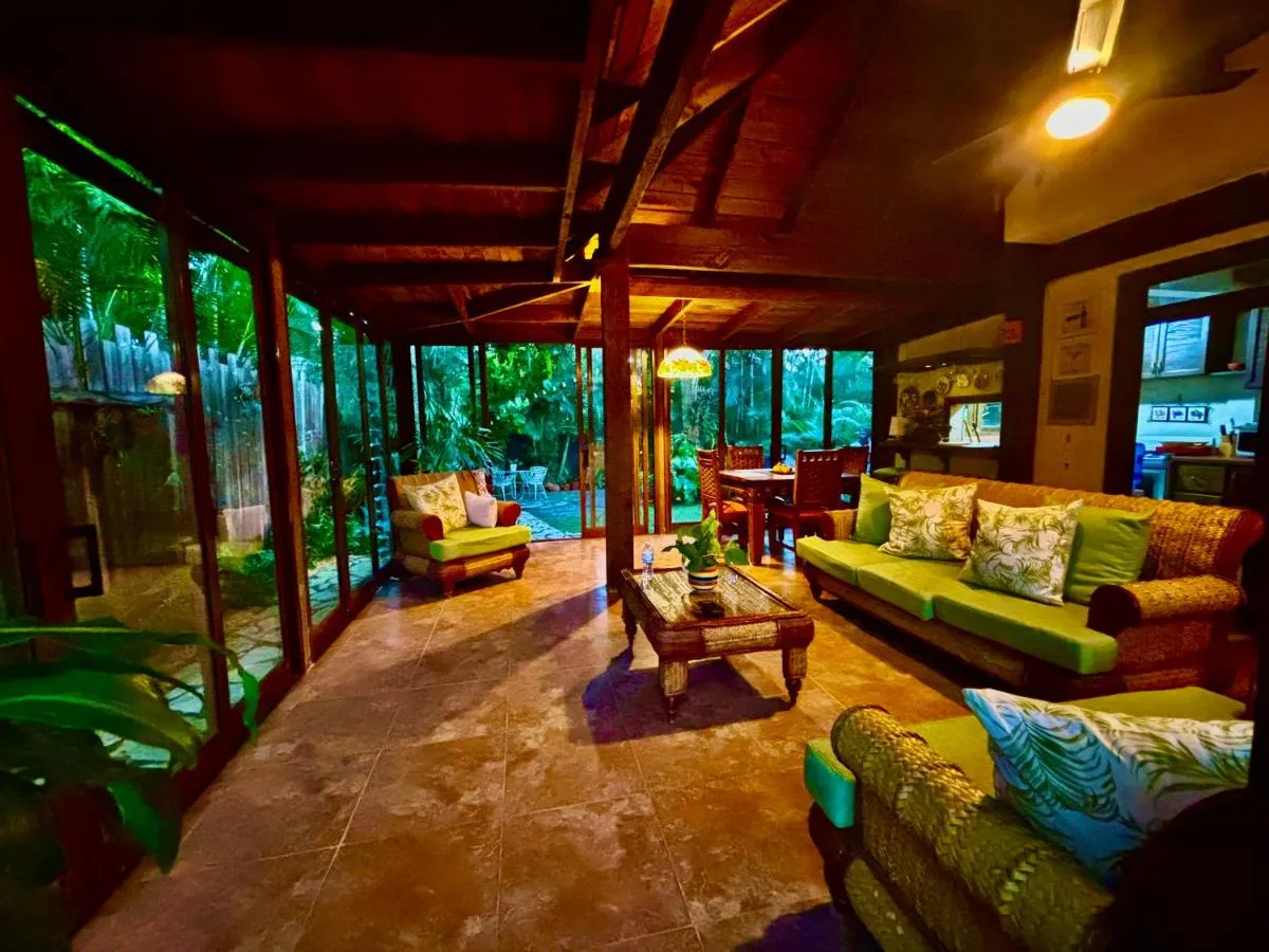 Sala abierta al jardín